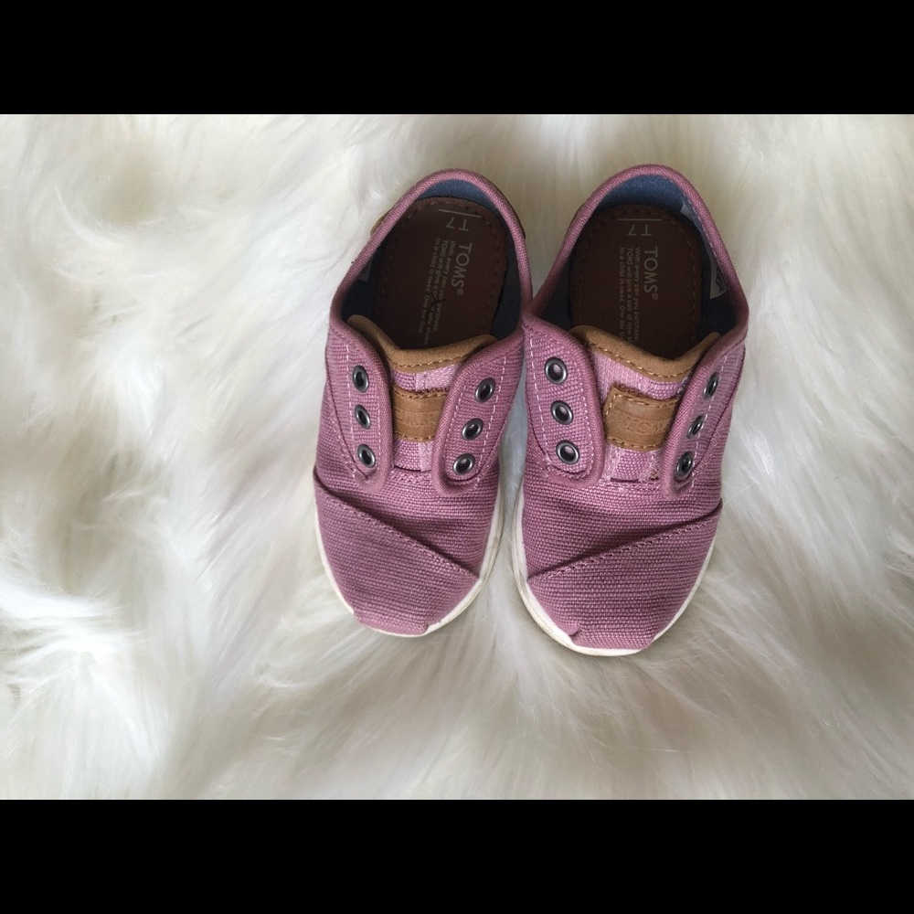 ToddlerTOMS purple canvas shoe